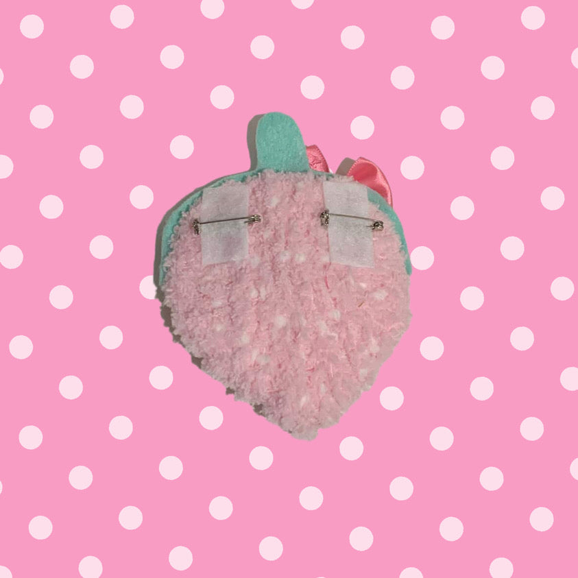 Mofumofu Strawberry Brooch