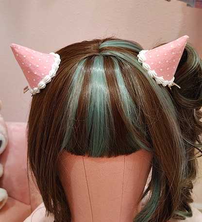Mannequin wearing devil horn hair clips with white polkadots and decoden cream.
