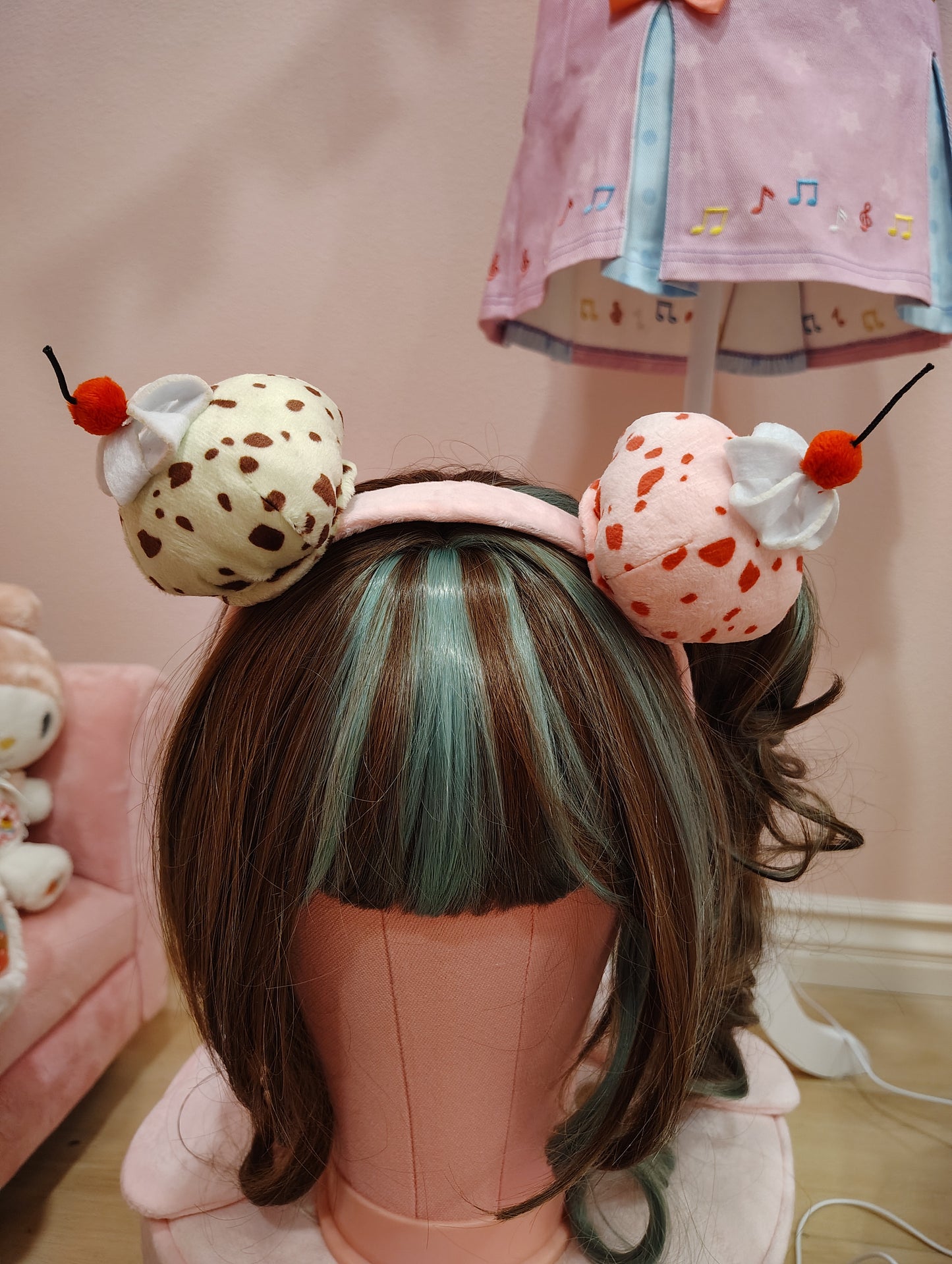 Close-up of a mannequin head with decorative ice cream headband 